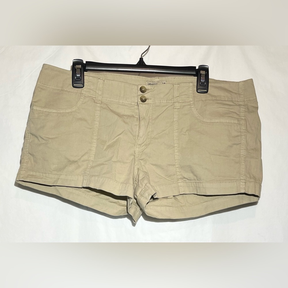 American Eagle - Like brand new!! Women’s khaki low-rise shorty shorts size 14